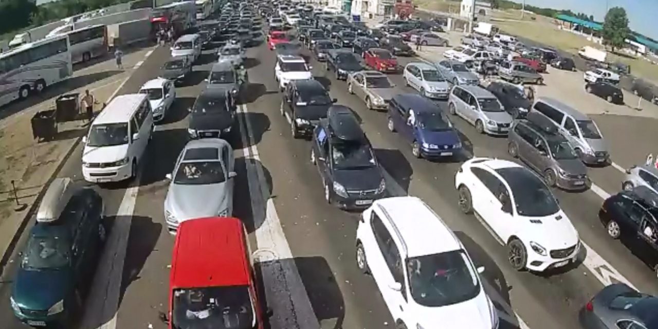 Határátkelés: Tizenhárom óra araszolás után ért Magyarországra