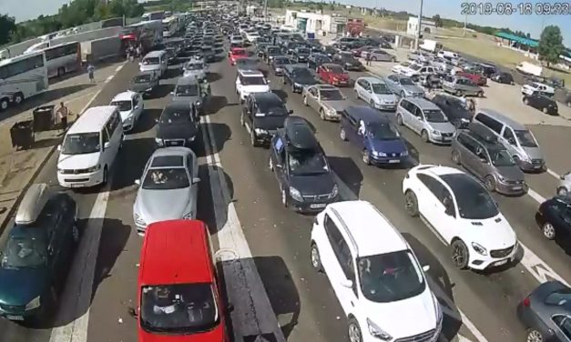 Határátkelés: Tizenhárom óra araszolás után ért Magyarországra