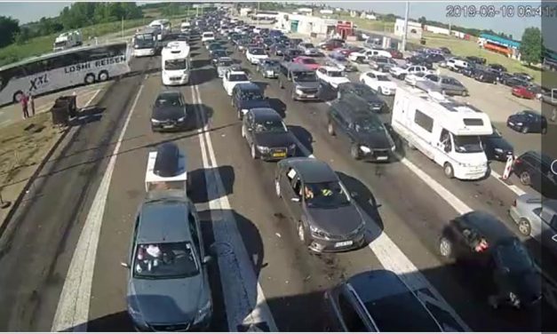 Órákban mérik a határátkelést