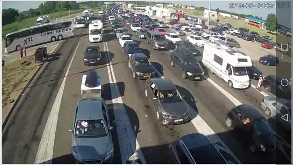 Órákban mérik a határátkelést