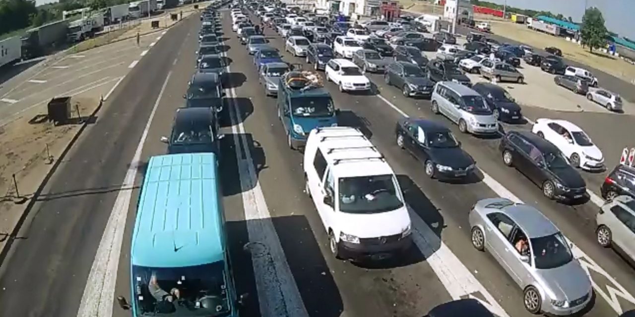 Határátkelés: Horgosnál egy munkaidőnyit kell várakozni, Kelebián leállt a rendszer (VIDEÓ)