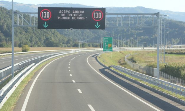 Szerbia: Rudakkal ütöttek két gépkocsit az autópálya nemrég átadott szakaszán (VIDEÓ)