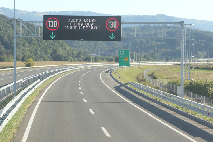 Szerbia: Rudakkal ütöttek két gépkocsit az autópálya nemrég átadott szakaszán (VIDEÓ)