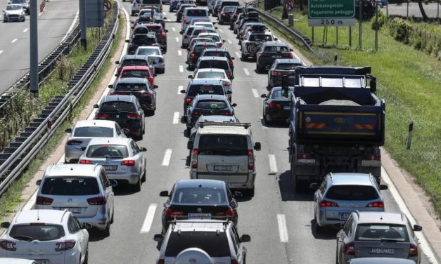 Tizennégy kilométeres kocsisor az A1-es autópályán