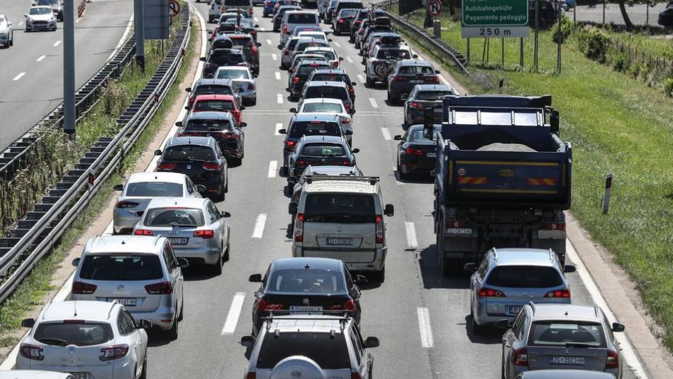 Tizennégy kilométeres kocsisor az A1-es autópályán