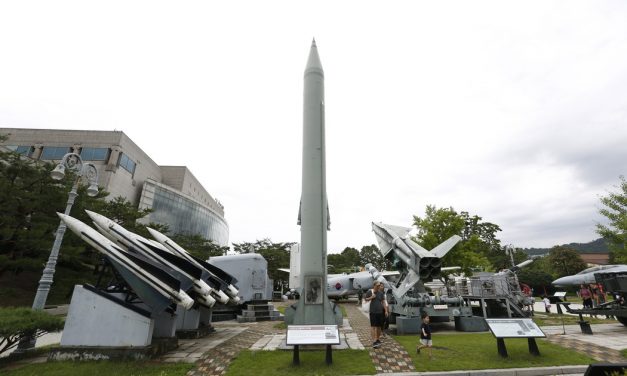 Észak-Korea megint rakétákat lőtt ki