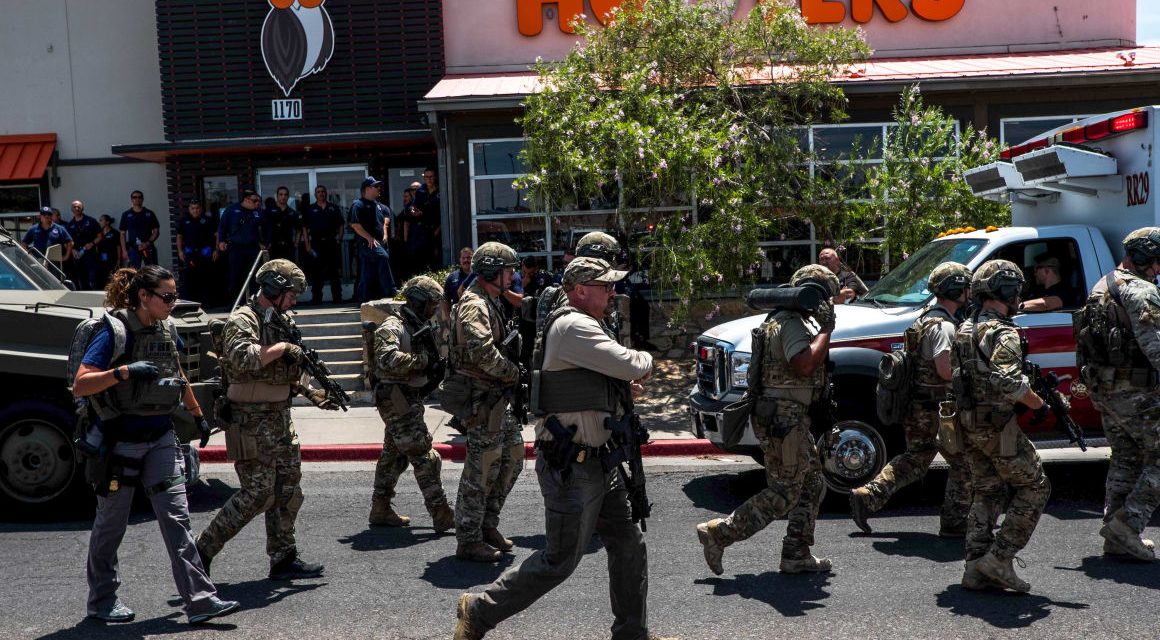 Lövöldözés volt egy texasi bevásárlóközpontban, húszan meghaltak