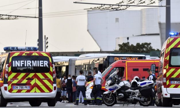 Késes támadás történt Lyon közelében, egy ember meghalt, többen megsérültek
