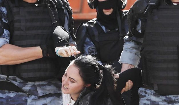 Több mint háromszáz ellenzékit vettek őrizetbe Moszkvában