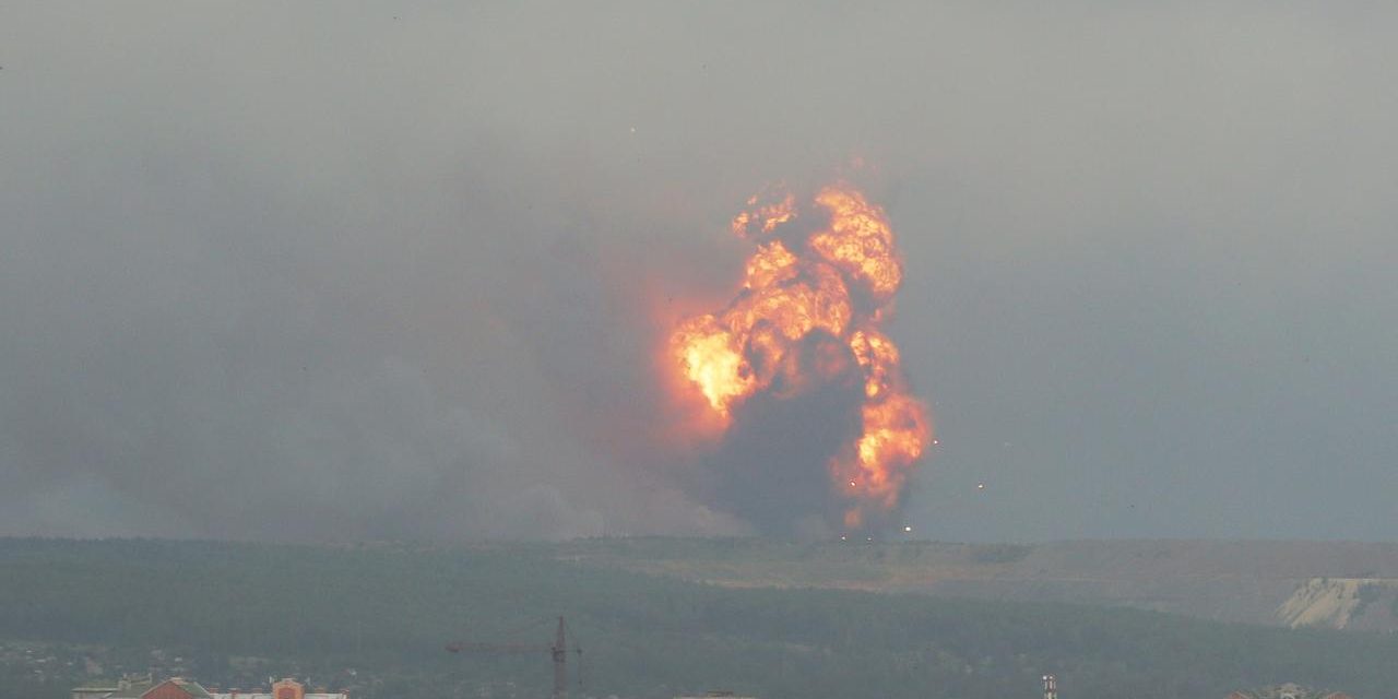 Kigyulladt egy szibériai katonai raktár, egy személy meghalt, többen megsérültek