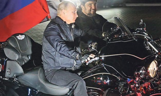 Putyin az Éjszakai Farkasokkal motorozott a Krímben