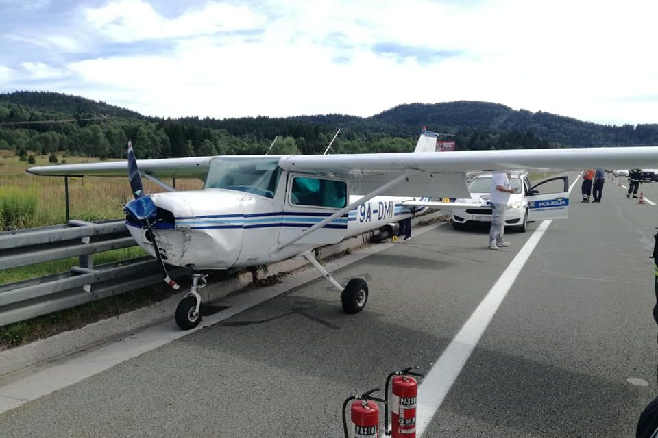 Zágráb: Az autópályán hajtott végre kényszerleszállást egy repülőgép (Fotók+Videó)