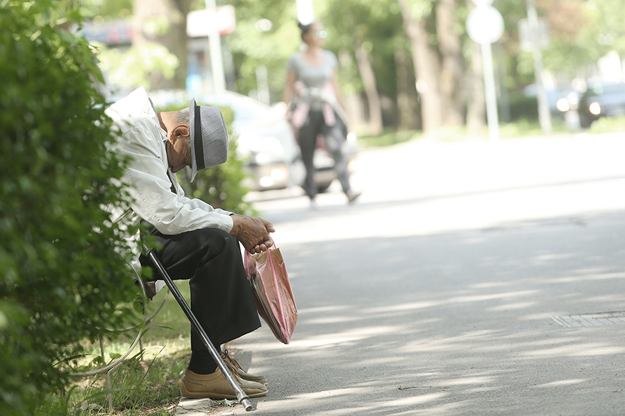 Szerbia: Százezer embernek havonta nyolcvanöt euróból, vagy annál kevesebből kell megélnie