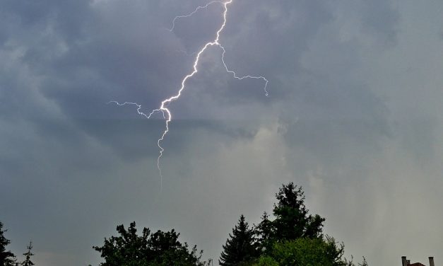 Napközben még forróság lesz, de ma este záporokkal, zivatarokkal érkezik a lehűlés