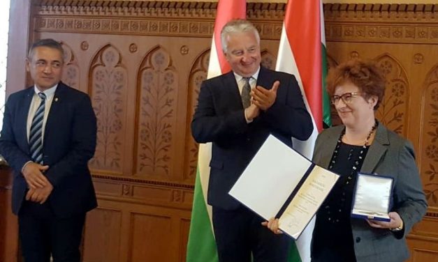 Augusztus 20. alkalmából kitüntették az újvidéki Magyar Tanszéket