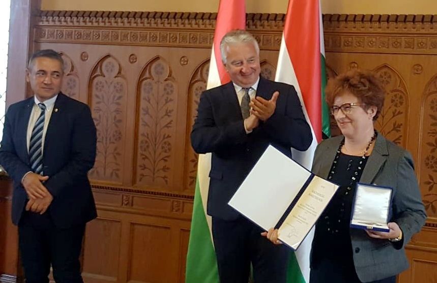 <span class="entry-title-primary">Augusztus 20. alkalmából kitüntették az újvidéki Magyar Tanszéket</span> <span class="entry-subtitle">Kallós Zoltán Külhoni Magyarságért Díjat vehetett át a Pannónia Alapítvány is</span>