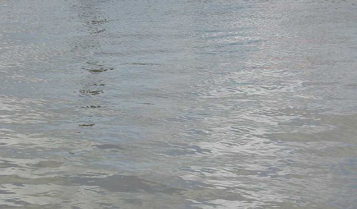 Szökésben a szerb állampolgárságú sofőr, aki folyóba hajtott 11 menekülttel