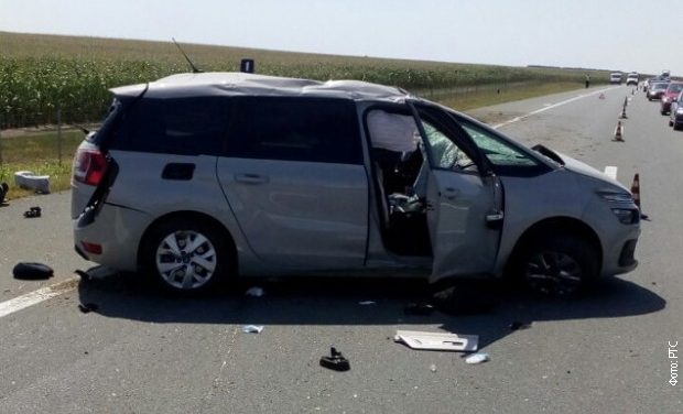 Baleset Bácsfeketehegynél, egy nő meghalt, két gyerek súlyos sérüléseket szenvedett