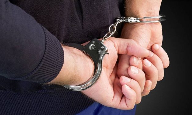 Kilenc kiló füvet, egy pisztolyt és lőszert találtak a gyanúsítottnál