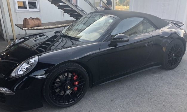 A szerb vámosok lefoglaltak egy Porschet a koszovói határon, ami várhatóan árverésre kerül (Fotók)