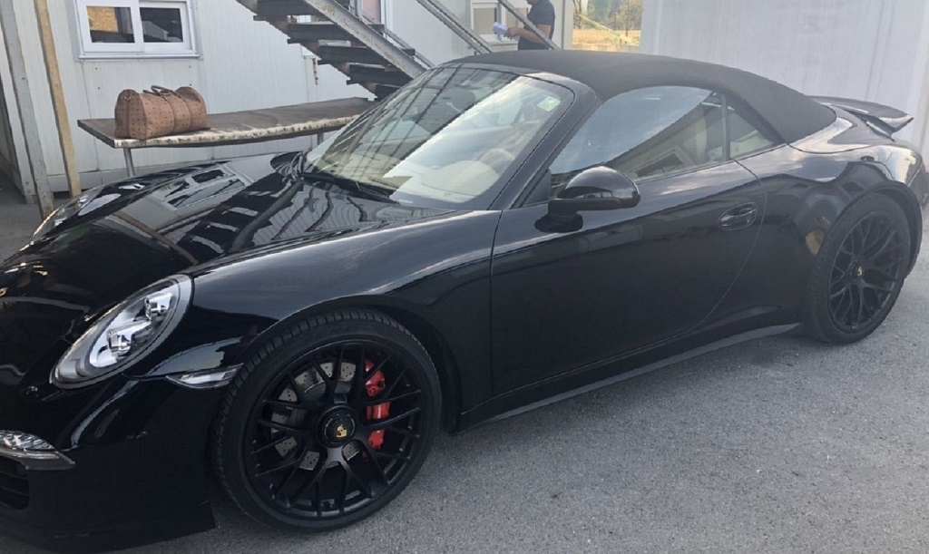 A szerb vámosok lefoglaltak egy Porschet a koszovói határon, ami várhatóan árverésre kerül (Fotók)
