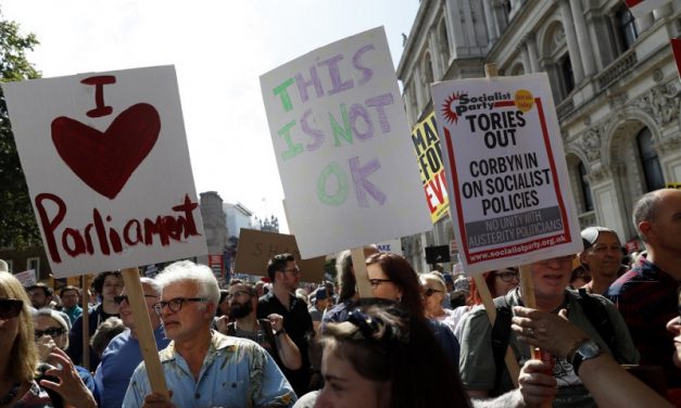 Tízezrek vonultak utcára Boris Johnson lépése miatt