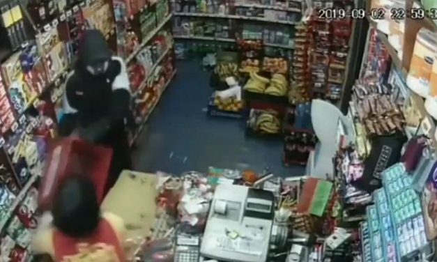 A bátor elárusítónő sörösládával kergette el a rablót (videóval)