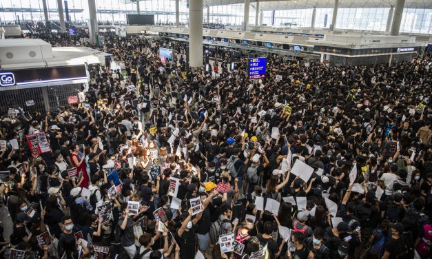 A tüntetések hatására visszavonja a kiadatási törvényt a hongkongi vezetés