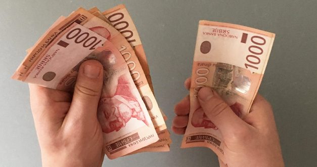 A fizetések növekedése miatt marad a létszámstop a közszférában