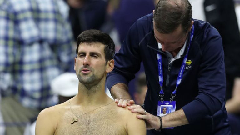 Đoković feladta a mérkőzést, Wawrinka a nyolc között