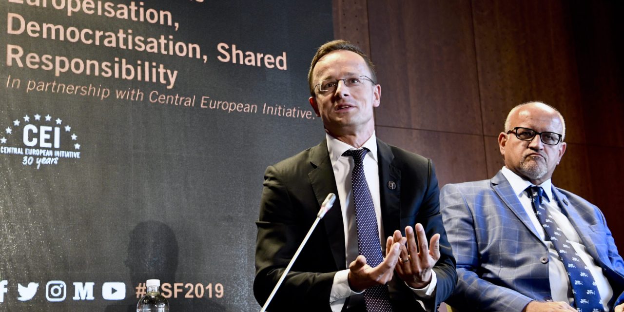 Szijjártó: Senki nem viselkedik a magyar kisebbséggel olyan tisztességesen, mint Szerbia