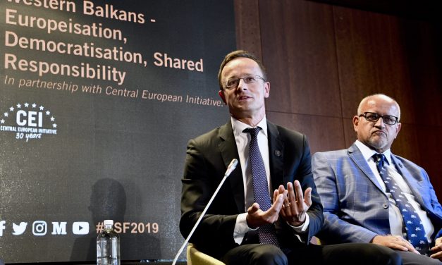 Szijjártó: Senki nem viselkedik a magyar kisebbséggel olyan tisztességesen, mint Szerbia