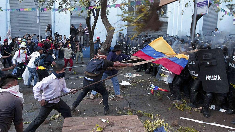 Betörtek a parlamentbe az ecuadori tüntetők, legalább két halott