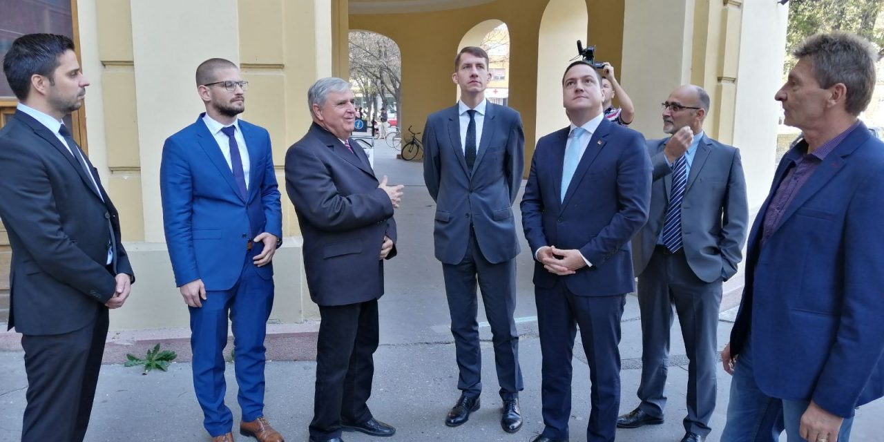 <span class="entry-title-primary">„A zentai önkormányzat példaértékű”</span> <span class="entry-subtitle">Pásztor Bálint: Szükség van a VMSZ kormányzati szerepvállalására is, mert ez eredményezi az ajtók könnyebb nyithatóságát</span>