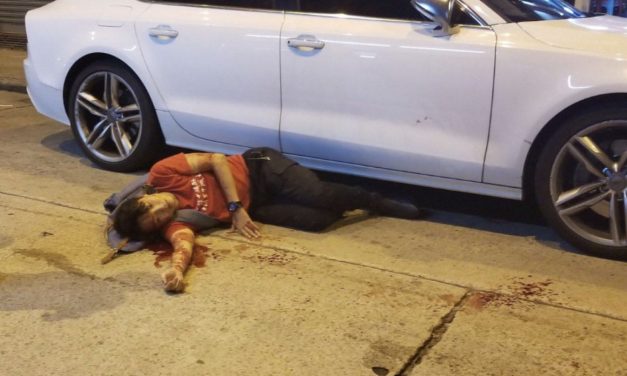 Kalapácsos férfiak verték össze a hongkongi tüntetések vezérét