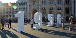 A Parlament előtt az 1956 installációnak van a legnagyobb sikere, mindenki itt fotózkodik (Fotó: Szappanos Veronika, SZMSZ)