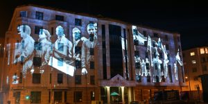 A magyar külügy épületén 1956-os fotók, dokumentumok, portrék jelennek meg fényfestésben az október 23-ai évforduló tiszteletére (Fotó: Szappanos Veronika, SZMSZ)