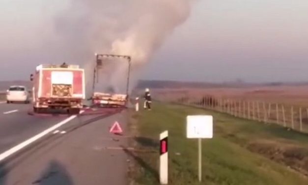 Teherautó gyulladt ki az autópályán Béska közelében