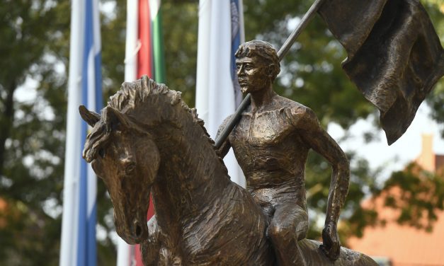 <span class="entry-title-primary">Szobrot kapott Czetz János</span> <span class="entry-subtitle">Ő lett volna az „aradi tizennegyedik”</span>