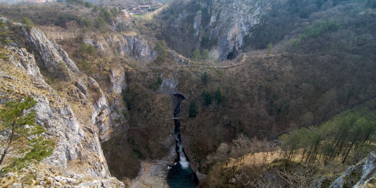 <span class="entry-title-primary">Két maratonfutó zuhant a szakadékba</span> <span class="entry-subtitle">A versenyt a halálos baleset miatt megszakították</span>