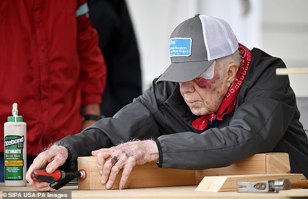 <span class="entry-title-primary">Egy igazi keresztény politikus</span> <span class="entry-subtitle">A 95 éves Jimmy Carter sérülten is építeni ment</span>