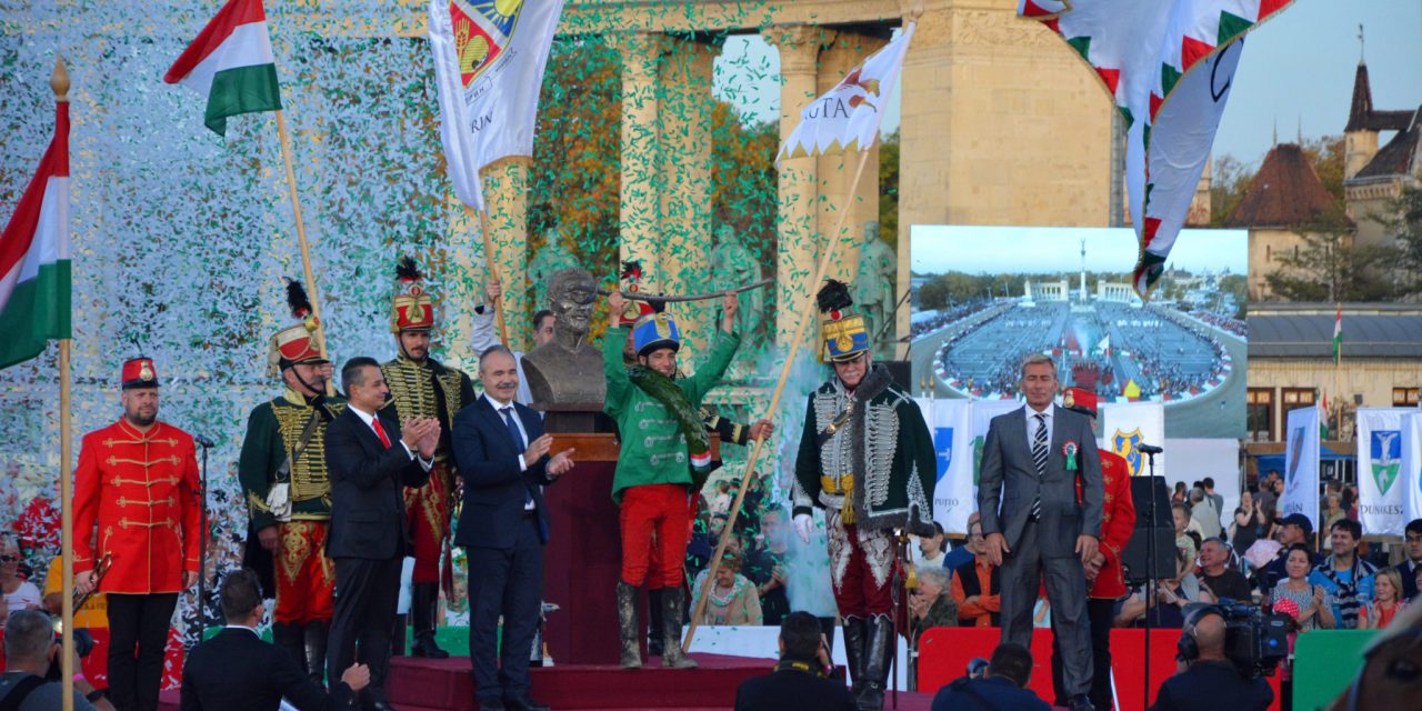 <span class="entry-title-primary">Nagy Arnold történelmet írt</span> <span class="entry-subtitle">A Nemzeti Vágta ismét vajdasági győzelemmel zárult, nem költözik a vágtakard</span>