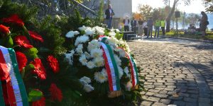 Nagy Imre emlékművének új helyén rendezett megemlékezést a Nagy Imre Alapítvány, minden párt elhelyezte it a koszorúját, (Fotó: Szappanos Veronika, SZMSZ)