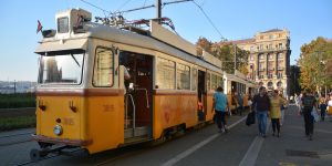 Nosztalgiavillamosok a belvárosban, belül korabeli fotók, dokumentumok, rögtönzött kiállítás (Fotó: Szappanos Veronika, SZMSZ)