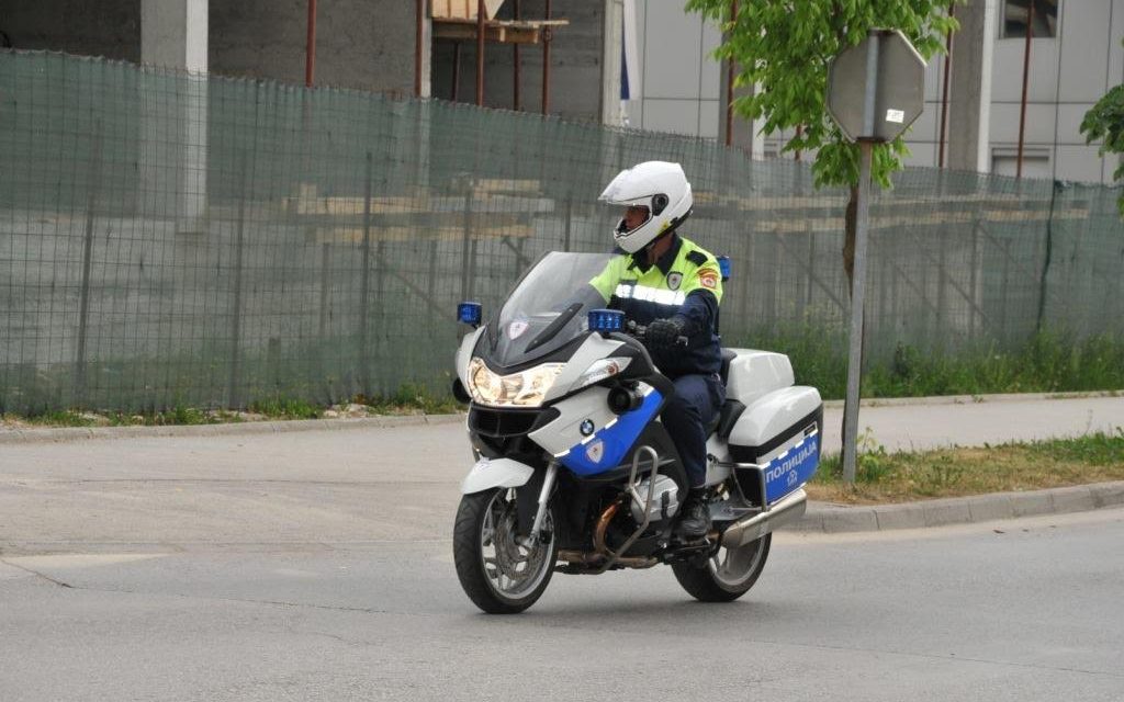 Nekihajtott a motoros rendőrnek, majd elszökött a helyszínről