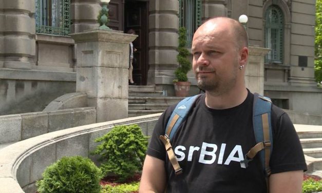 Kidobták az ellenzéki képviselőt a városházáról (videóval)