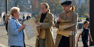 Válogatás a forradalmi sajtóból, rikkancsok osztogatták a lapot a főbb helyszíneken (Fotó: Szappanos Veronika, SZMSZ)