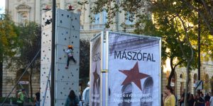 Verd le a vörös csillagot - mászófal gyerekeknek: Nem lehet elég korán kezdeni az indoktrinációt... (Fotó: Szappanos Veronika, SZMSZ)