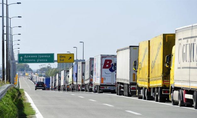 Nyolc órát várakoznak a Batrovci átkelőnél a teherautók