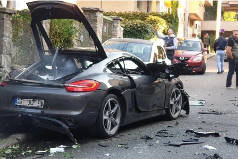 Fényes nappal bombát dobtak egy autóra